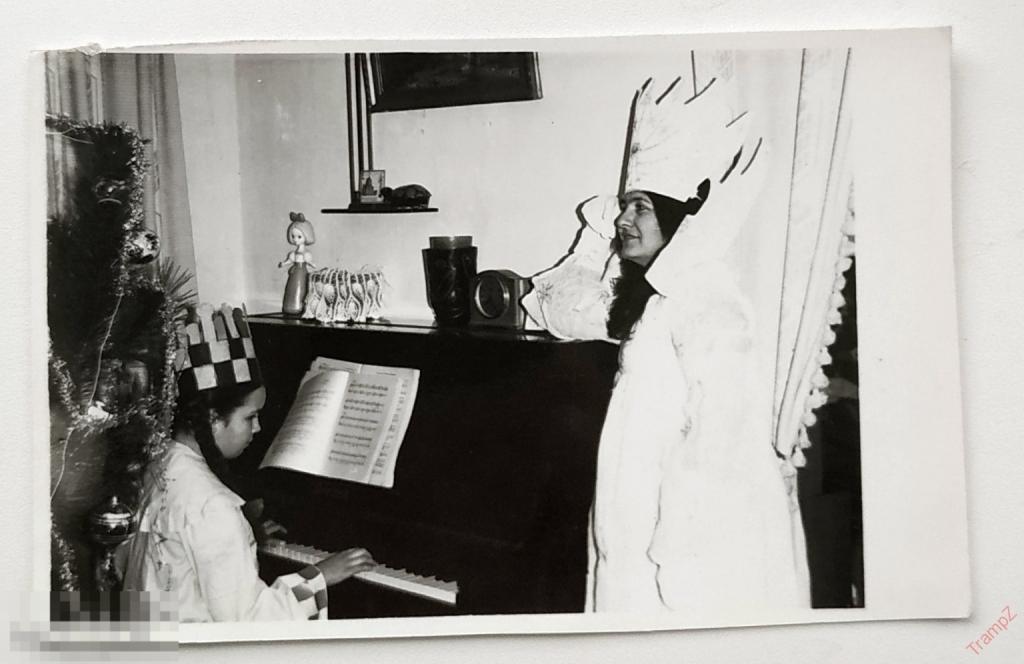 Фотография Новый год елка новогодние костюмы шахматы, пианино, интерьер кукла девочка #105 