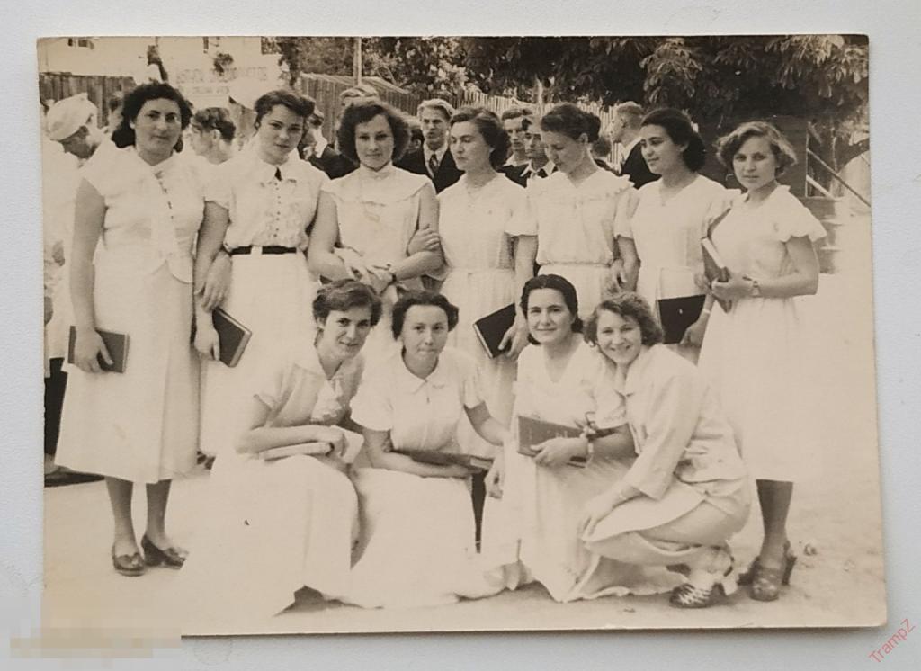 Фотография девушки в белых платьях с книгами, выпускницы студентки, прическа мода молодежь #105 