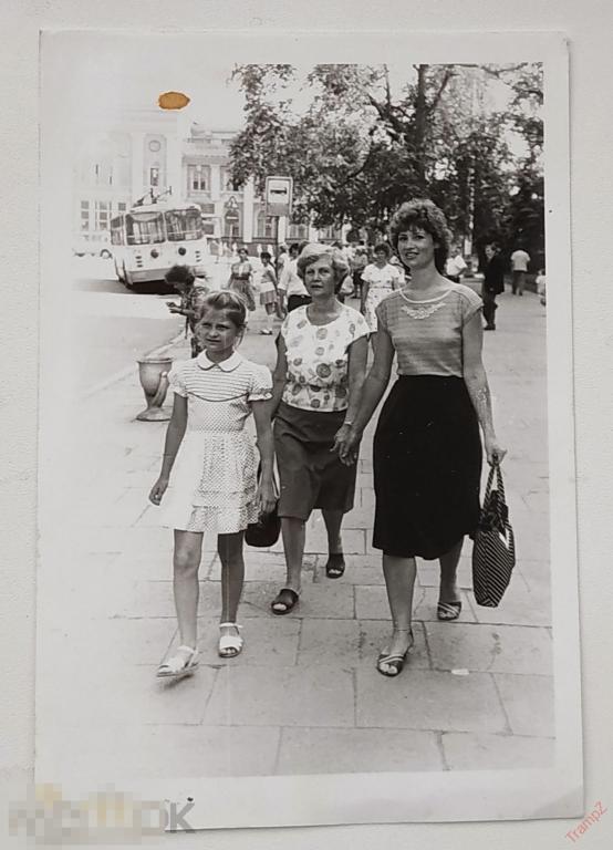 Фотография Одесса, троллейбус, девушка с сумкой, девочка в платье #105 