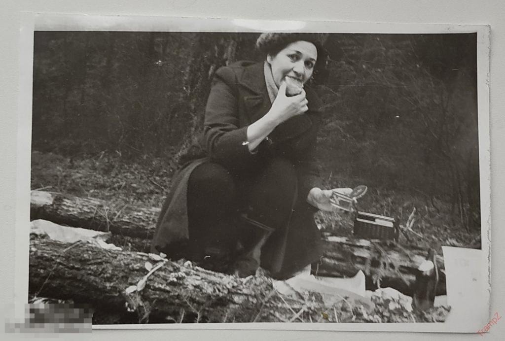 Фотография женщина ест бутерброд, привал туризм, радиоприемник #96 