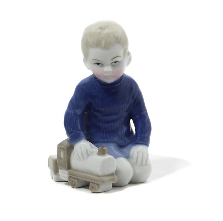 Фарфоровая фигура "Мальчик с паровозом". Wagner & Apel