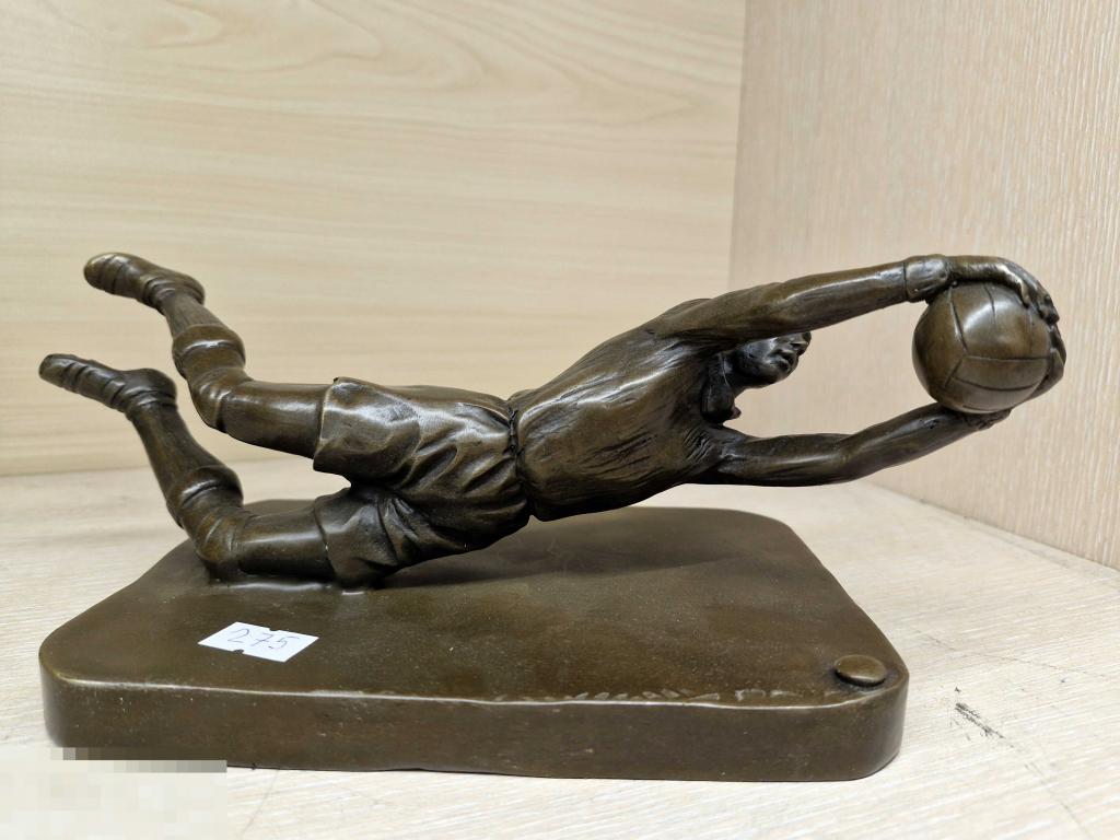 Вратарь футболист 275. Спортсмен. Игра. Бронза. Футбол. Статуэтка.