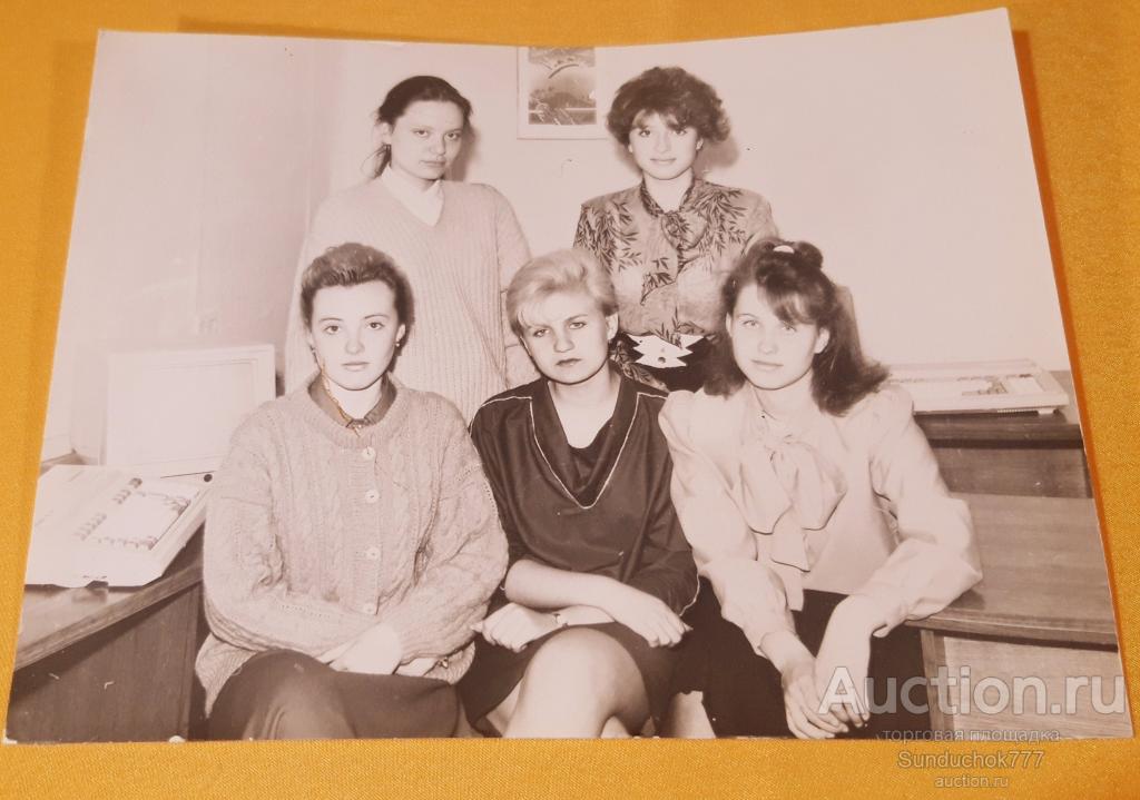 Школьницы. Выпускники школы МБОУ СОШ № 29 Новосибирск. Симпатичные Девушки. Класс. Фото 18 х 24 см.