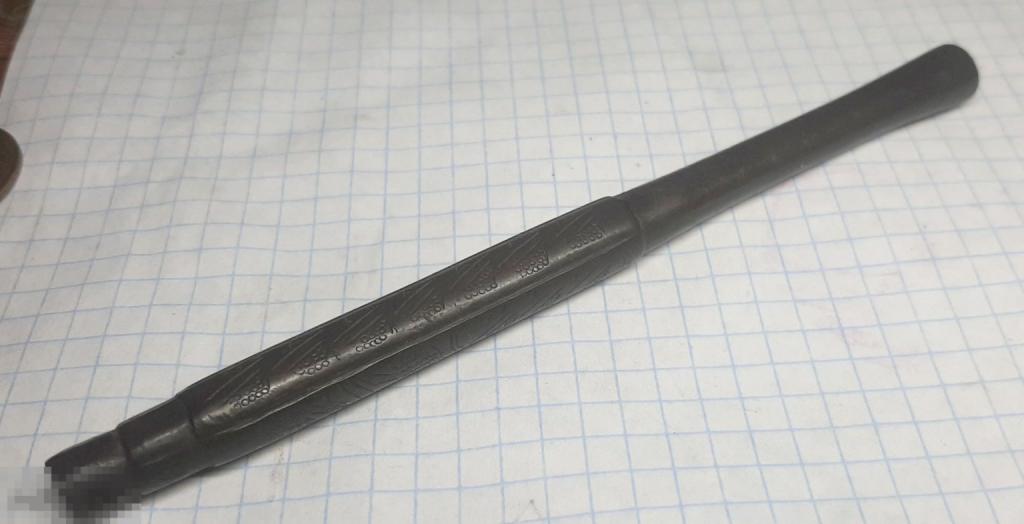 Китайская старинная бронзовая трубка для курения. С красивым узором 