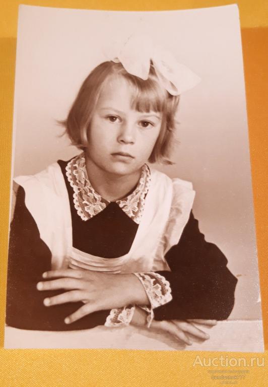 Девочка Ученица Советской школы. Школьница в белом фартуке с бантом. Фото 1975 год. 8,5 х 13,4 см.