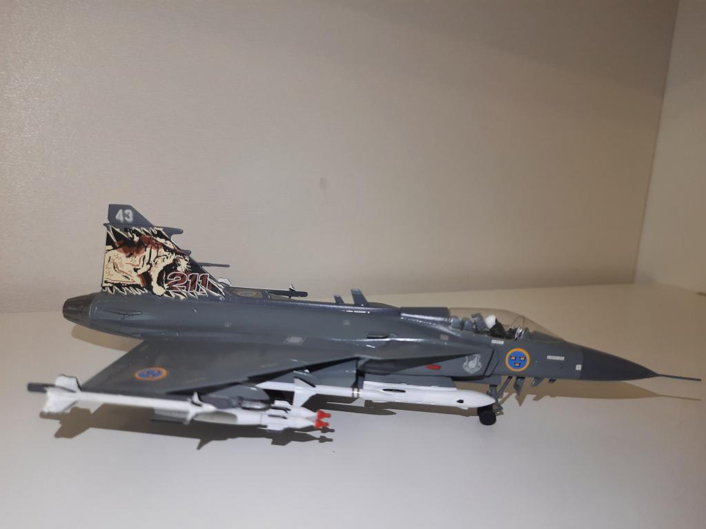 Модель самолета J-39 sab 1/72