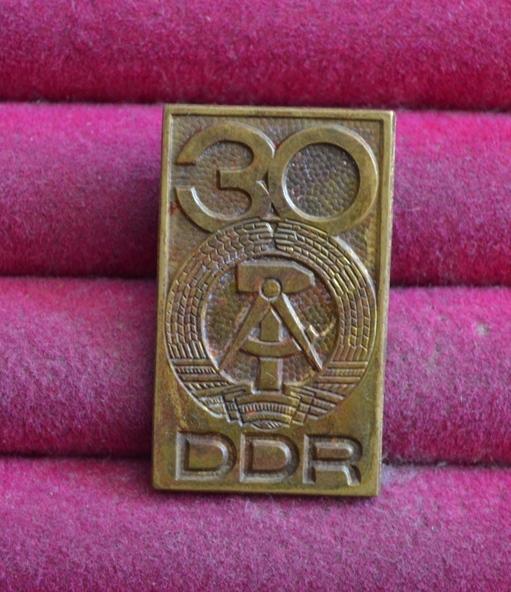 DDR 30 ЛЕТ ГЕРМАНИЯ ГДР   тяжелый иностранный значок ЛИСТ № 142