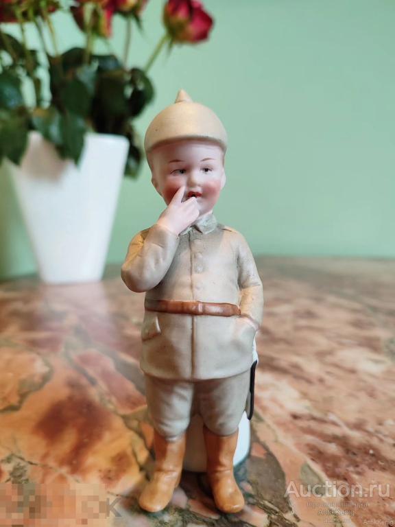 Антикварная фарфоровая статуэтка карандашница Патриотика Малыш Солдат Бисквит Хойбах Heubach 