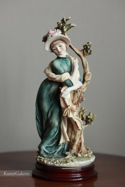 Леди с зонтом у дерева Giuseppe Armani статуэтка Florence Capodimonte Italy