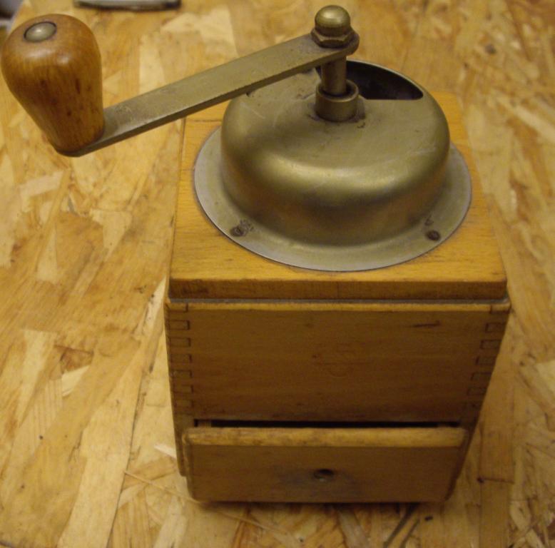 Кофемолка мельница ручная антикварная Германия 1940-60е года