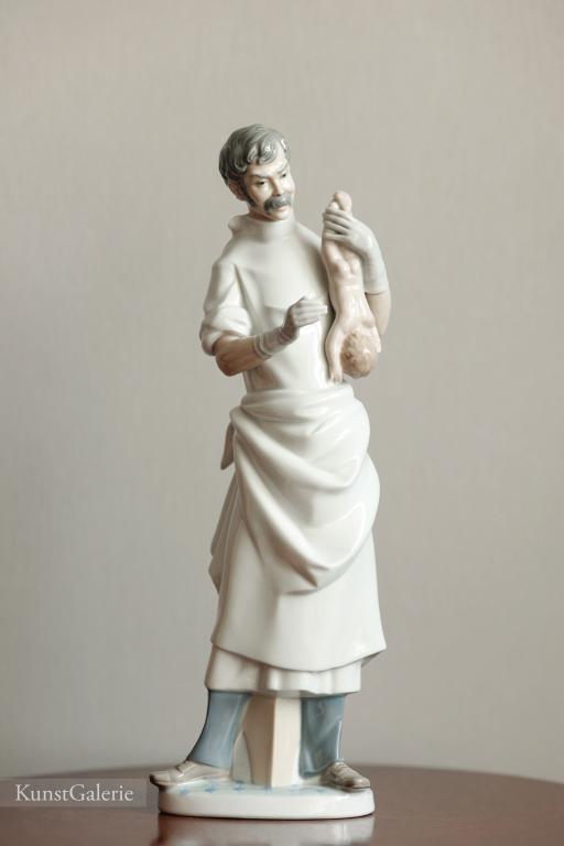 Врач акушер фарфоровая статуэтка Lladro 4769