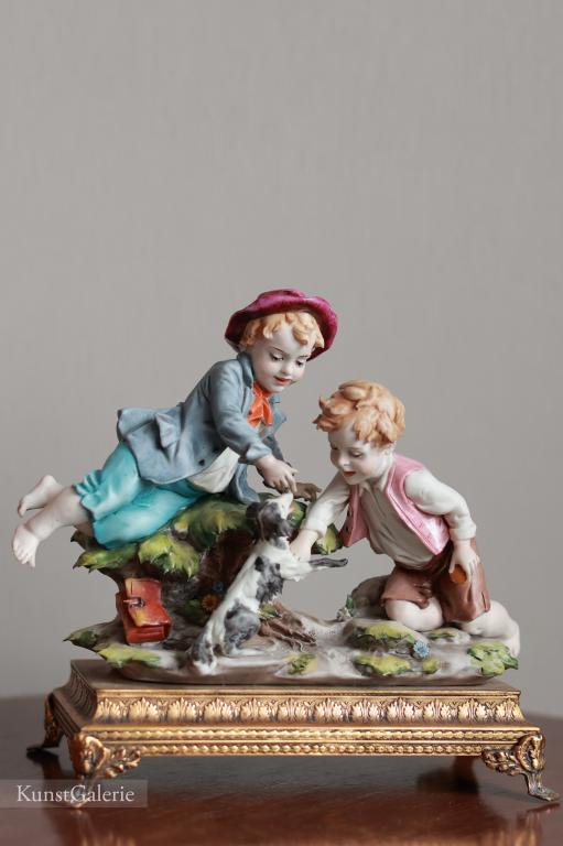 Мальчишки с собачкой Capodimonte Benacchio Фарфоровая статуэтка