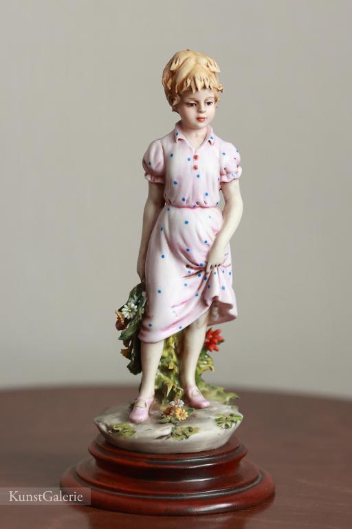 Девочка с букетом Каподимонте Benacchio Фарфоровая статуэтка Capodimonte