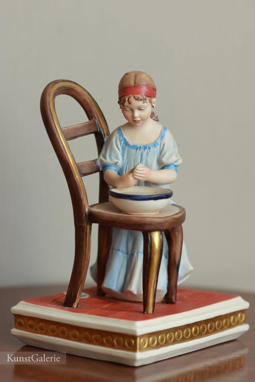 Воскресная уборка Capodimonte Sandro Maggioni Фарфоровая статуэтка Italy