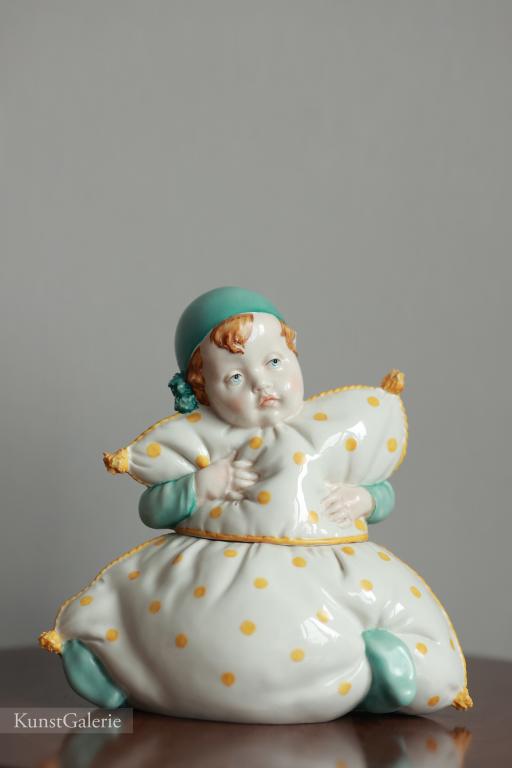 Малыш с подушкой Cortese Capodimonte Фарфоровая статуэтка