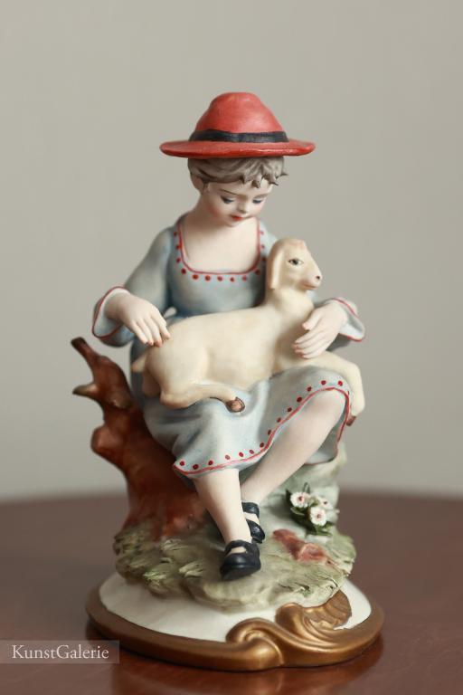 Девочка с барашком Gianni Merlo Capodimonte Фарфоровая статуэтка
