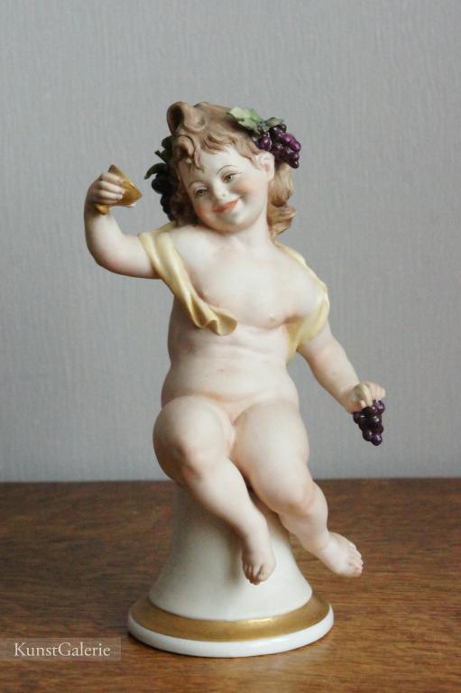 Девочка с чашей и виноградом Фарфоровая статуэтка Capodimonte Bruno Merli