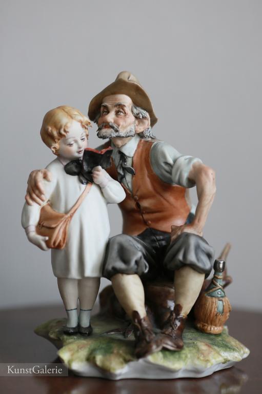 Дедушка с внучкой Tyche Bruno Фарфоровая статуэтка Capodimonte