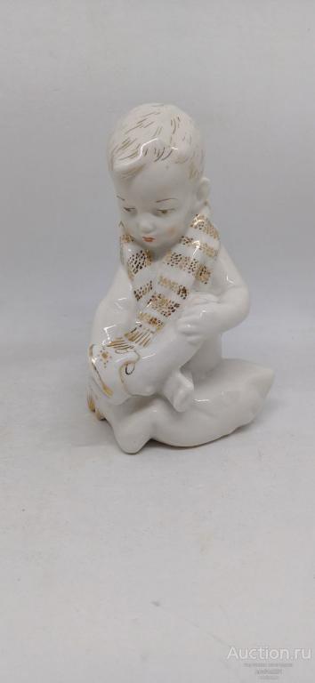 Песочное. Павловская. Мальчик на подушке. Мальчик, надевающий сандалию.