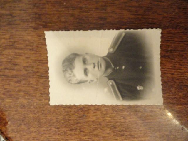 Солдат, герой. Небольшое старинное фото, 40-е