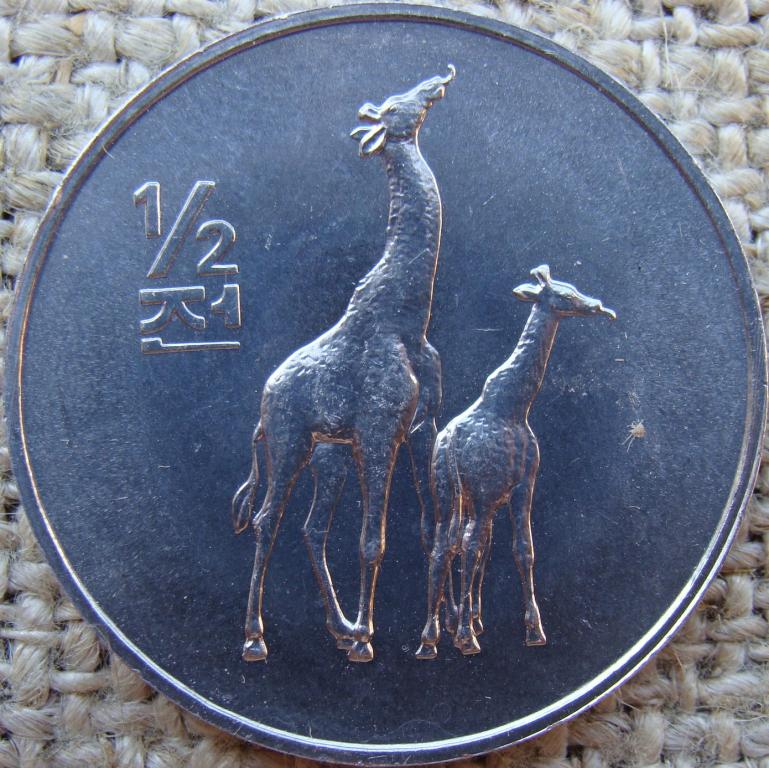 Северная Корея 1/2 чона 2002 год. Жирафы