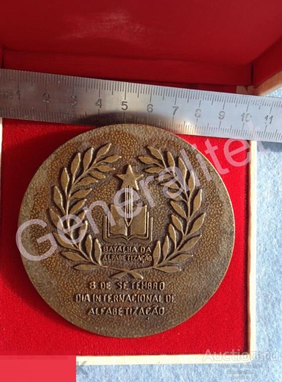Медаль настольная Республика Ангола 8 сентября международный день грамотности Времен Нето