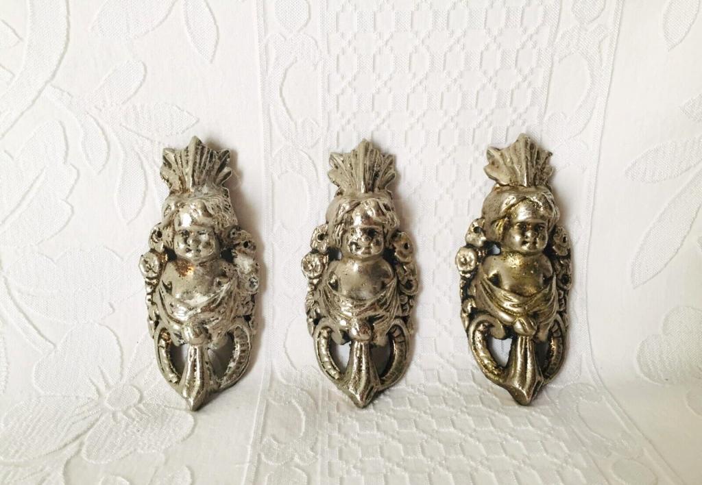 3  старенькие   накладки , бронза.