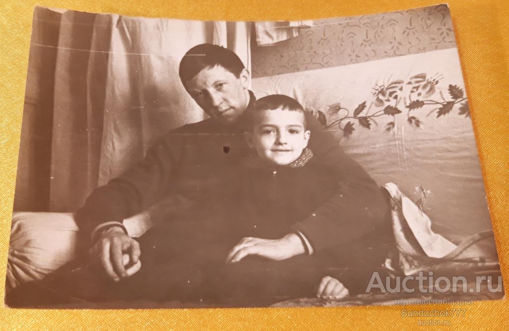 Мальчик с Папой сидят на диване. Ребёнок. Детство. Домашнее Бытовое. Дети на фото. 9 х 13 см.