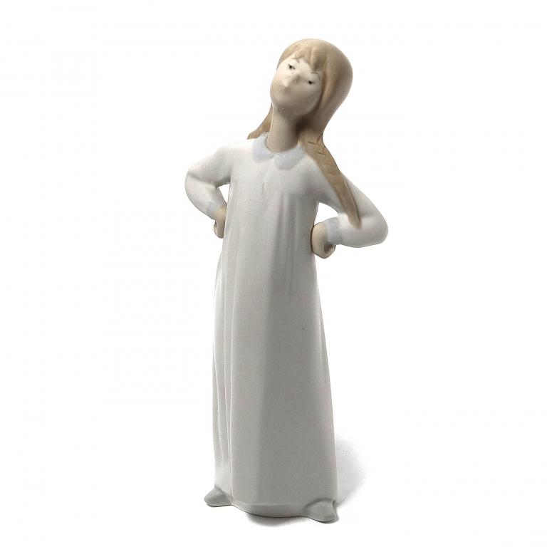 Фарфоровая фигура "Девочка руки в боки". Lladro