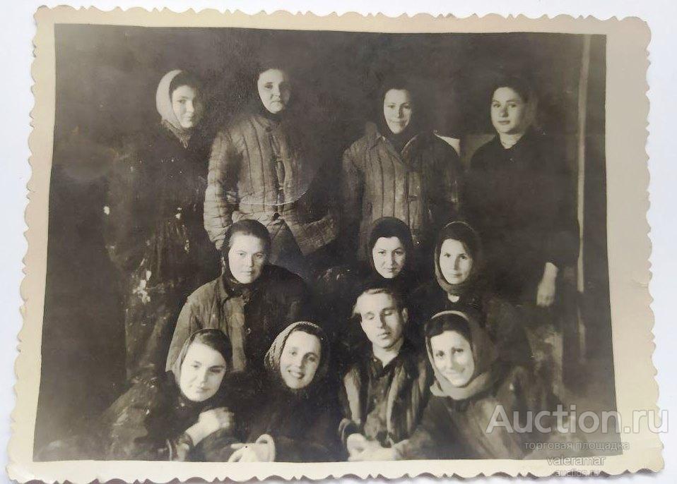 Старинная фотография бригада девушек строителей  1960 год. СССР.