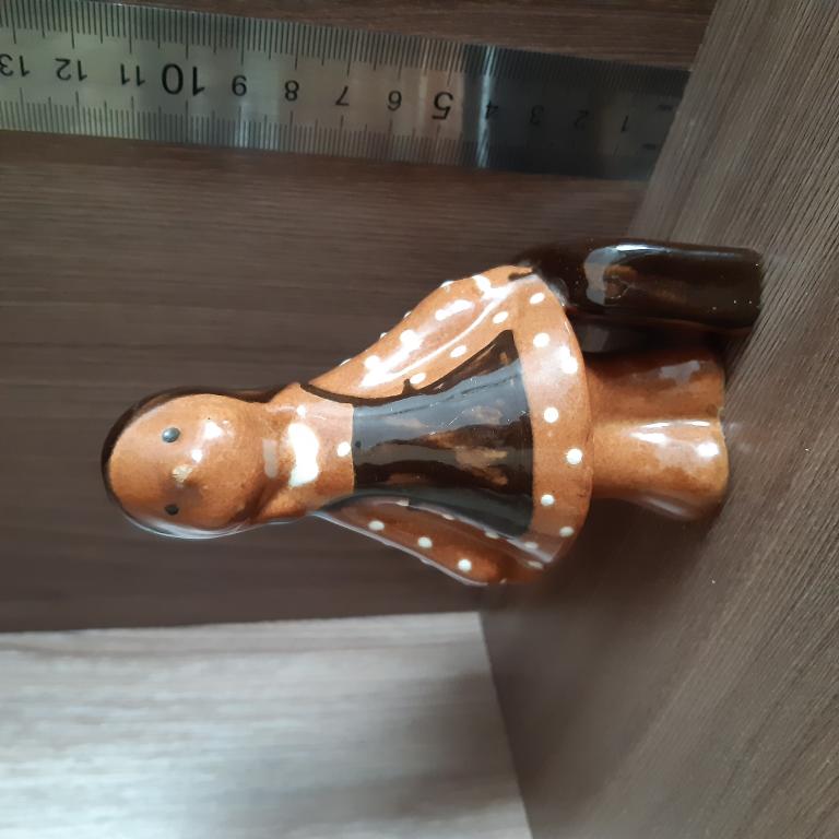 Старинная статуэтка Девочка с портфелем 