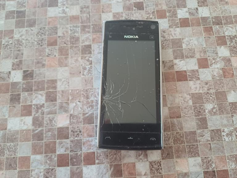 Nokia. Model: X6-00. Made in Hungary 8GB.