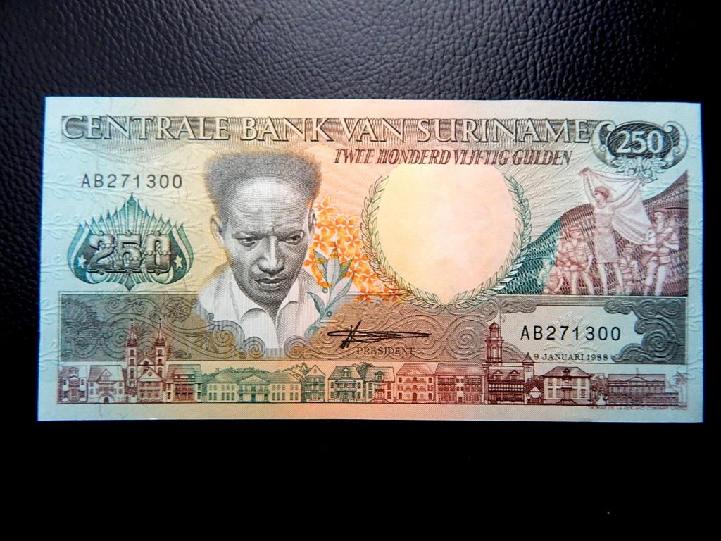 Бона 250 гульденов 1988 года серии "АВ" Суринам UNC