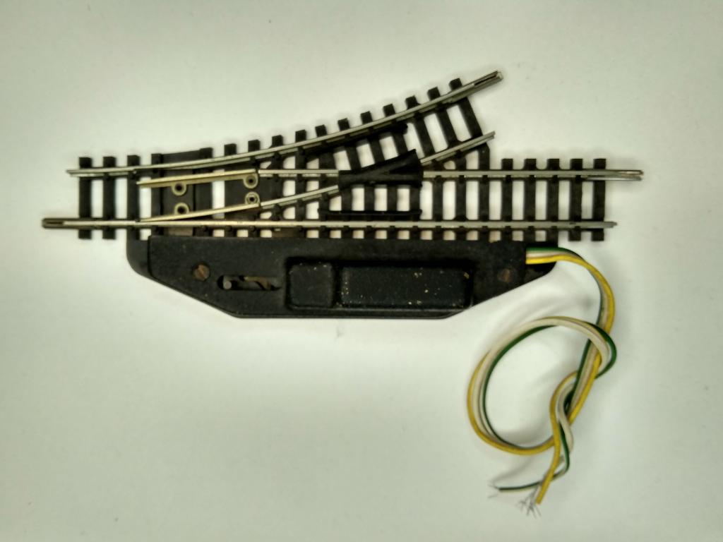 9мм.(N) Стрелка левая с электроприводом Minitrix 104мм