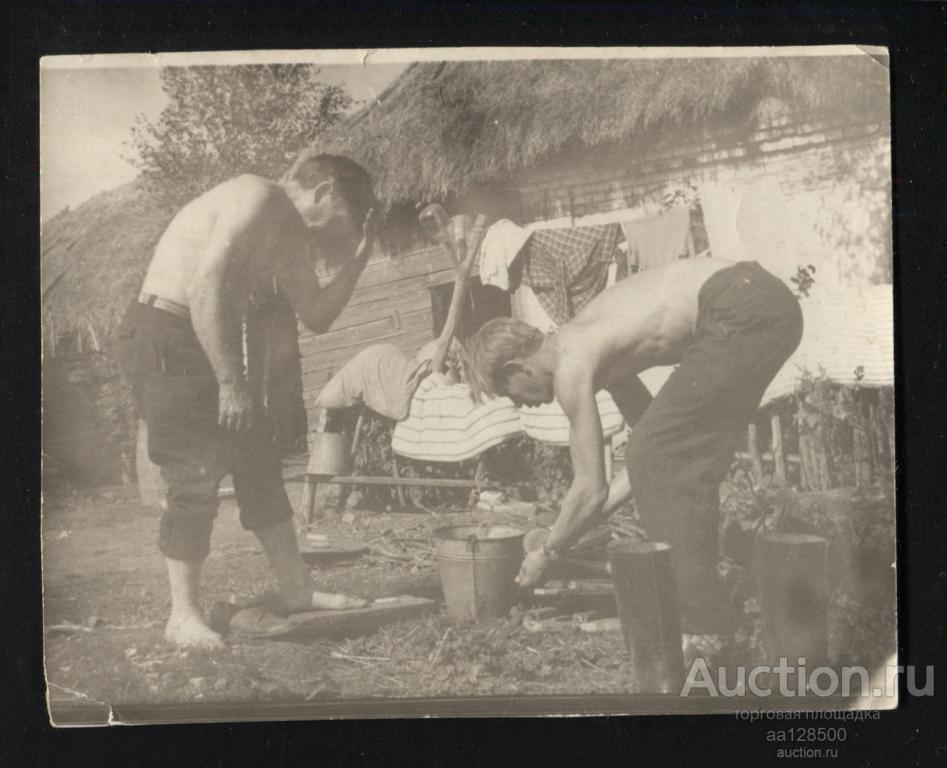 фото 1969 деревня крыша солома умывание стирка  р-р 118х92 мм