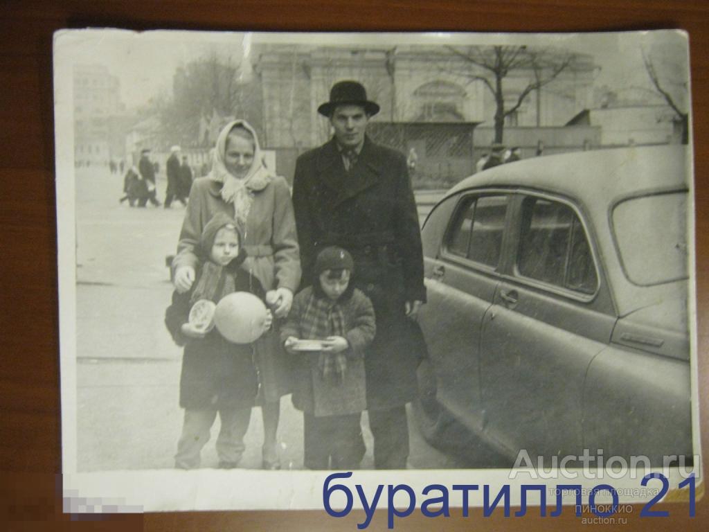 "Фото семьи возле Победы" 24х18 