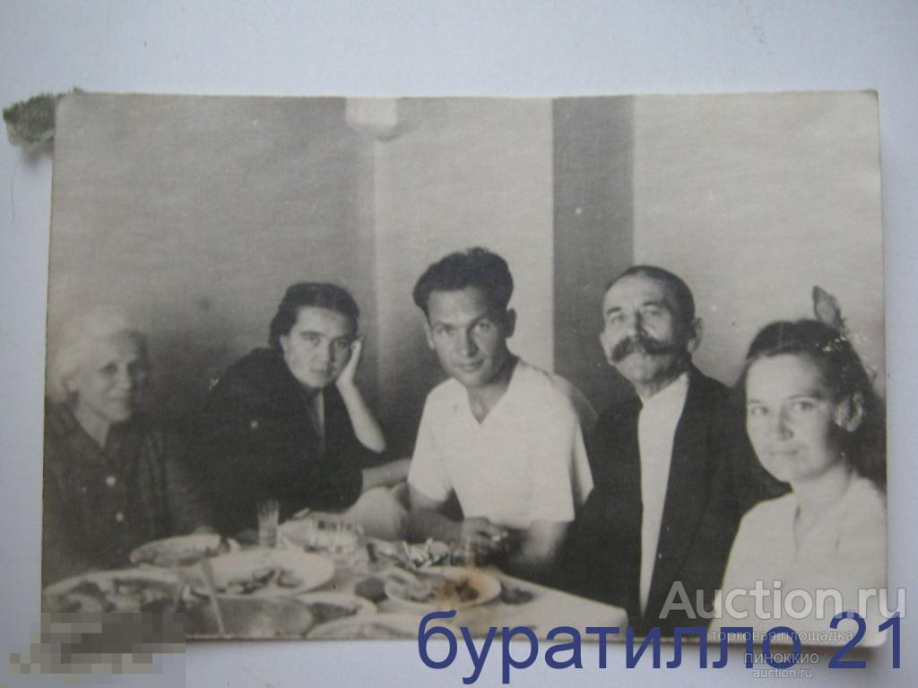 " Фото семьи за столом"  12х18 