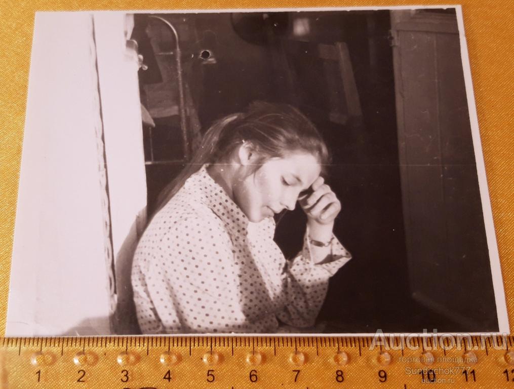 Девочка задумалась. Советская молодёжь. Фото 1970-е годы. 9 х 12 см.