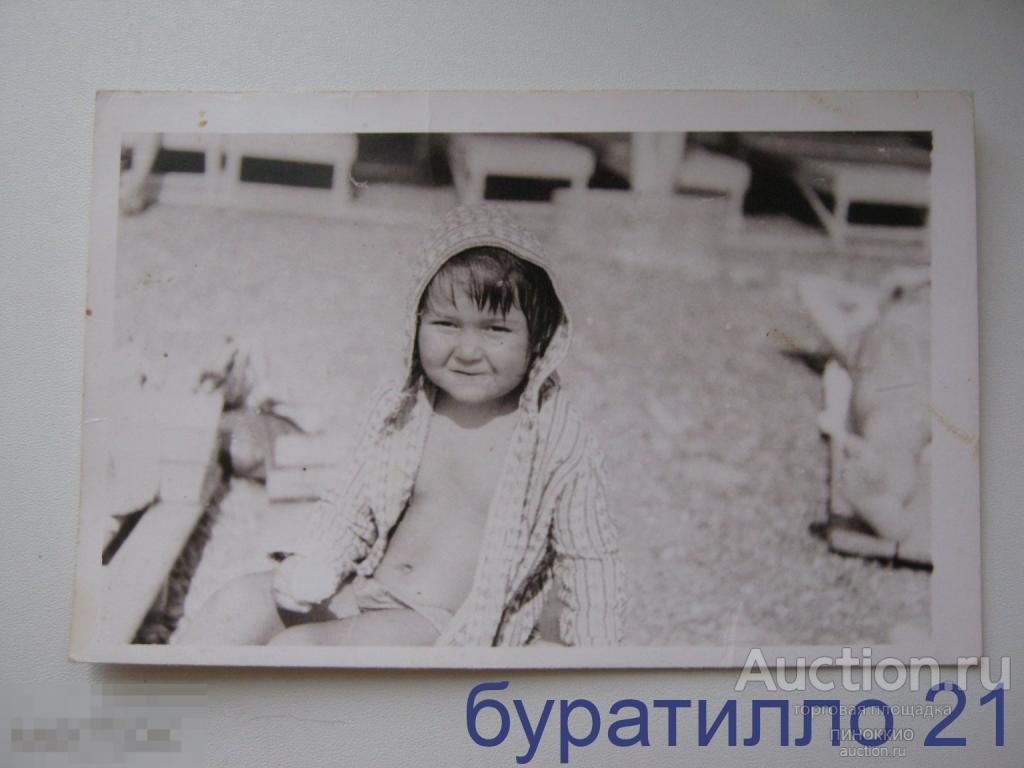 на пляже девочка