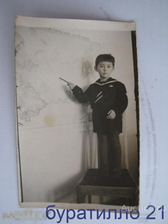&quot; Фото мальчика возле карты&quot; Усть-Каменск 1952 год 6х9 