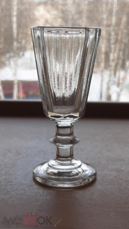 Рюмка лафитник, до 1917 г.  Урановое свечение в ультрафиолете. (О3) 