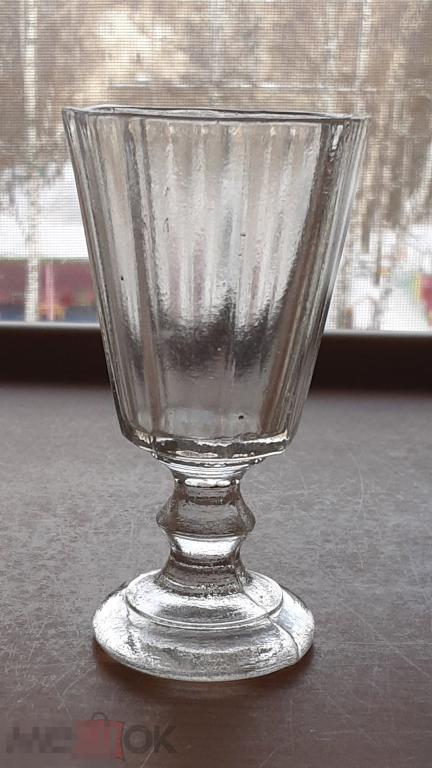 Рюмка лафитник, до 1917 г.  Урановое свечение в ультрафиолете. (О4) 