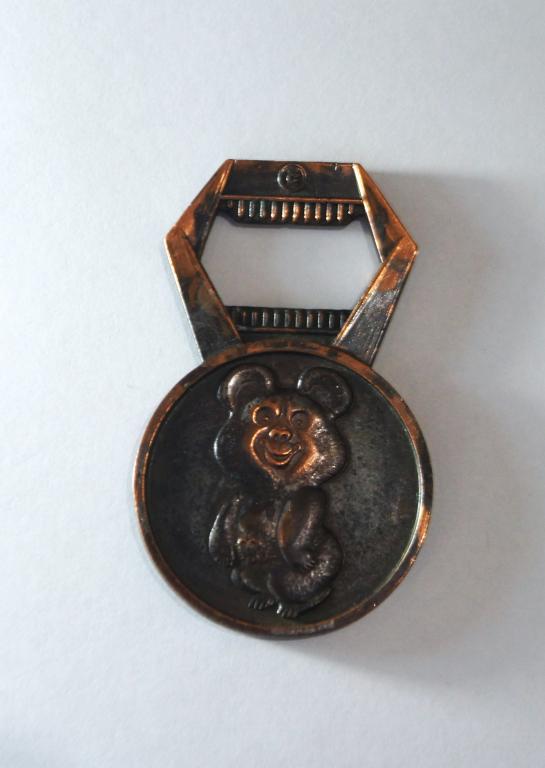 ОТКРЫВАЛКА ПИВНАЯ "ОЛИМПИАДА - 80" СИМВОЛИКА МИШКА ОЛИМПИЙСКИЙ КОЛЛЕКЦИОННАЯ ОРИГИНАЛ СОХРАН.