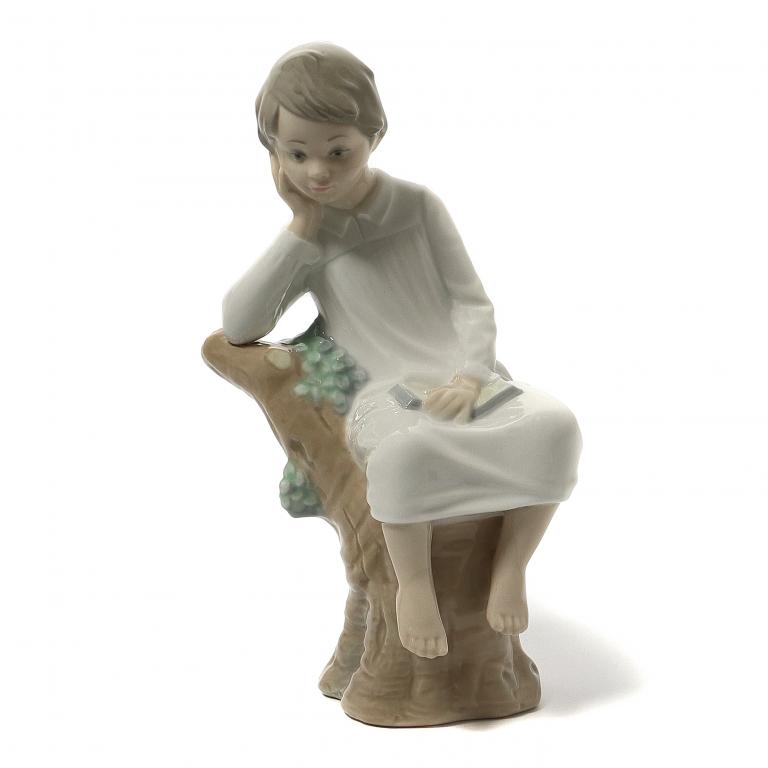 Фарфоровая фигура "Мальчик с книгой". Lladro.