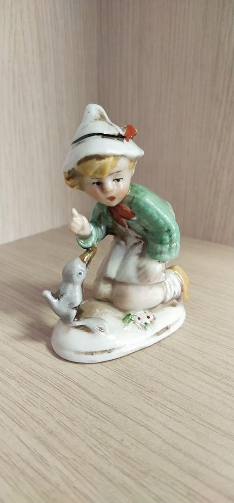 Фигурка " Мальчик с цыпленком  ". Германия. Фарфор.