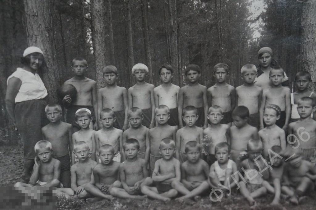 Беспризорники  Фотография Дети в лесу с вожатыми Беспризорники? 1920-1930 г. СССР —  покупайте на Auction.ru по выгодной цене. Лот из Омская область, Омск.  Продавец ФУЛЬДА_96. Лот 289402006447216