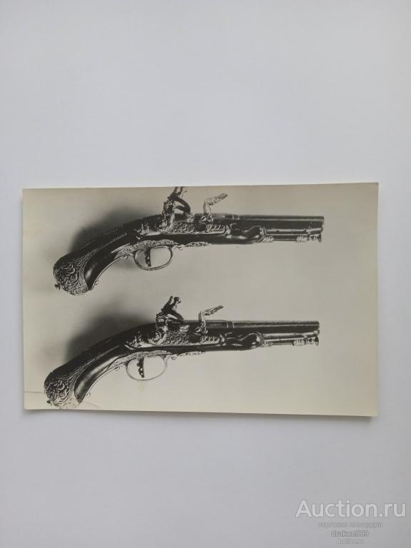 Фотография. Эрмитаж. Рыцарский зал. Карманные пистолеты.17в. Италия.1976г