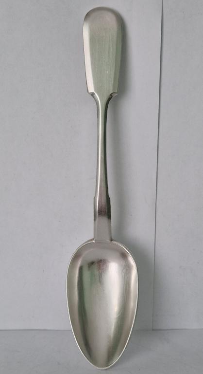 Столовая серебряная ложка.