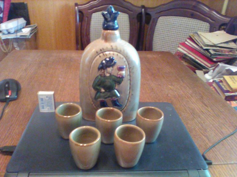 Ликерный набор.Графин и 5 рюмок.Майолика.ГЭКЗ?