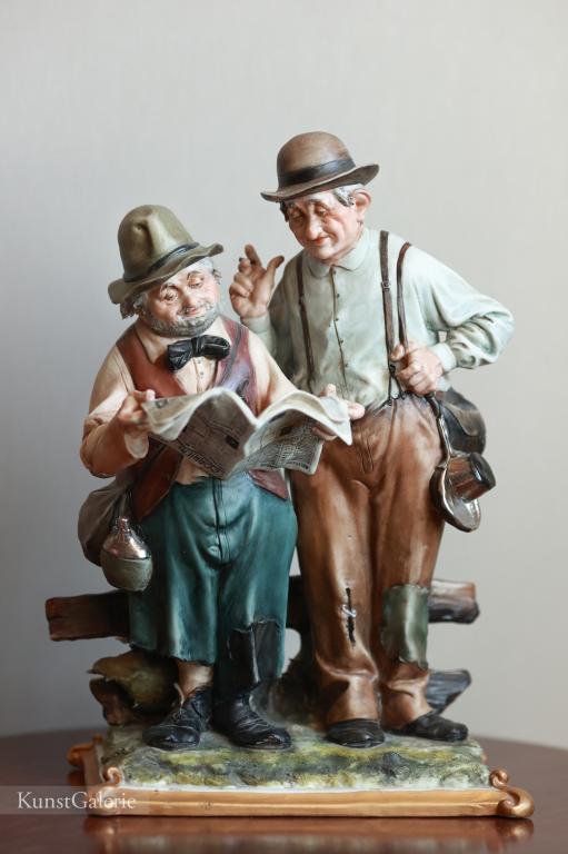 Джентльмены с газетой Tyche Bruno Фарфоровая статуэтка Capodimonte